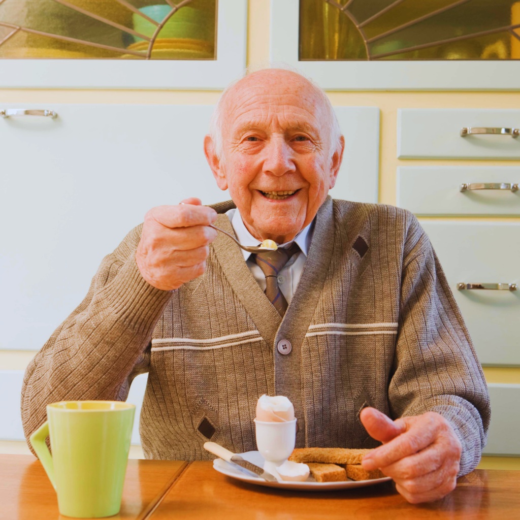 idoso feliz a tomar pequeno-almoço 1024x1024
