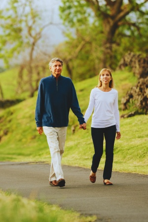 pausa e respiro do cuidador - casal de meia idade a passear descontraído